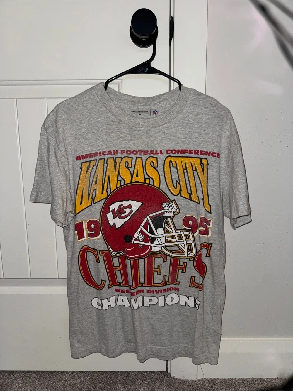Abercrombie & Fitch Kansas City Chiefs Gray Graphic Tee - Team Logo